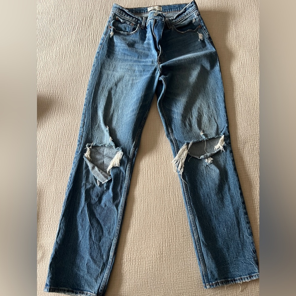 Abercrombie 90s Straight Ultra High Rise Jeans w/ cut outs - Size 31